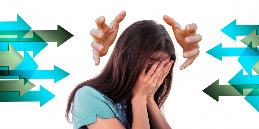 Mulher no centro da imagem, rodeada de setas que simbolizam julgamentos e pressão.